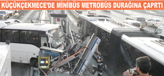 Küçükçekmece’de minibüs metrobüs durağına çarptı: 3 yaralı