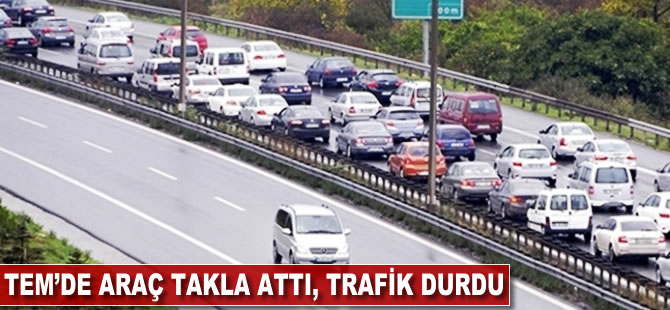 TEM'de araç takla attı, trafik durdu