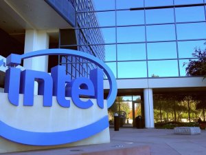 Intel'in dördüncü çeyrek geliri arttı