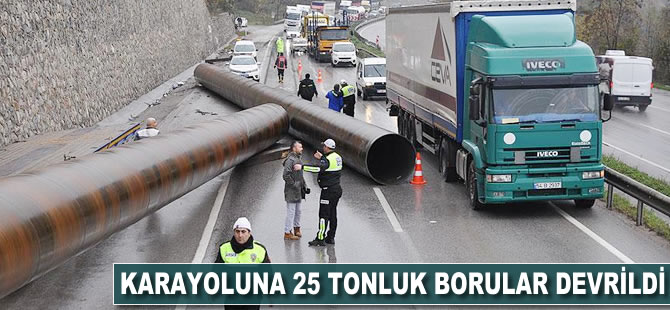 Karayoluna 25 tonluk borular devrildi