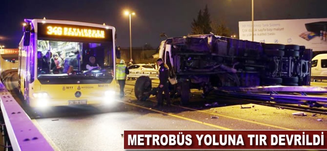 Metrobüs yoluna tır devrildi