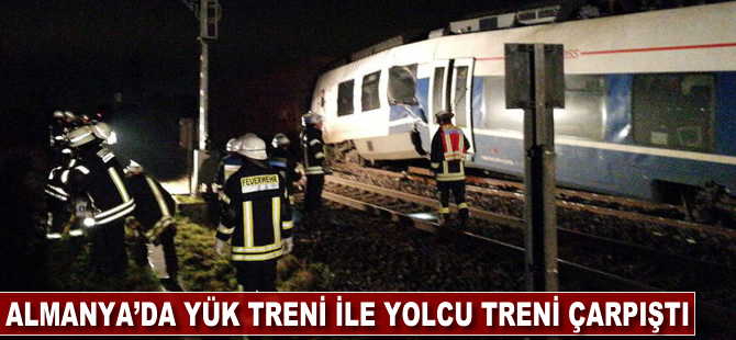 Almanya'da yük treni ile yolcu treni çarpıştı