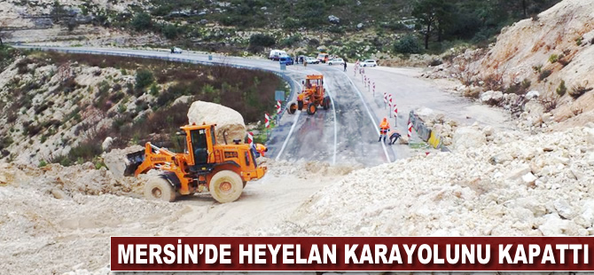 Mersin'de heyelan karayolunu kapattı