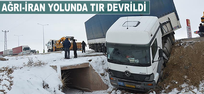 Devrilen tır nedeniyle Ağrı-İran karayolu bir süre ulaşıma kapandı