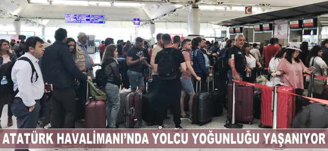 Atatürk Havalimanı'nda yolcu yoğunluğu yaşanıyor