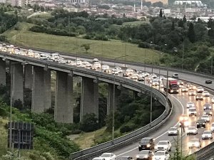 Anadolu Otoyolu'nda tatil dönüşü yoğunluk yaşanıyor