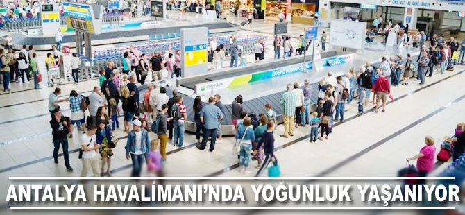 Antalya Havalimanı'nda bayram yoğunluğu yaşanıyor