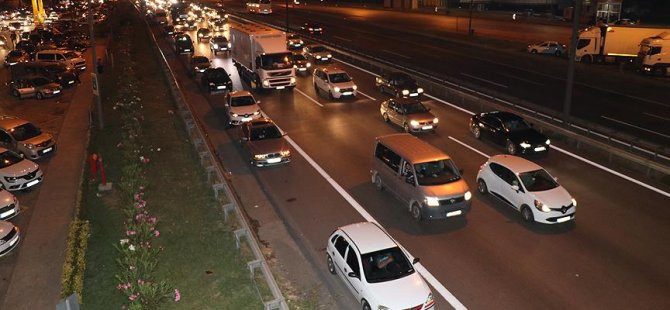 Anadolu Otoyolu'nda dönüş yoğunluğu yaşanıyor