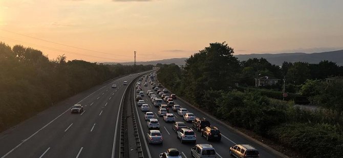 Tatil dönüşü trafik yoğunluğu başladı