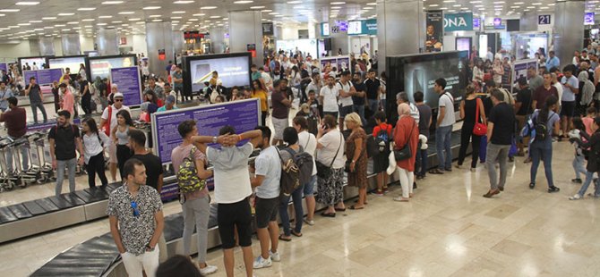 Atatürk Havalimanı'nda dönüş yoğunluğu başladı