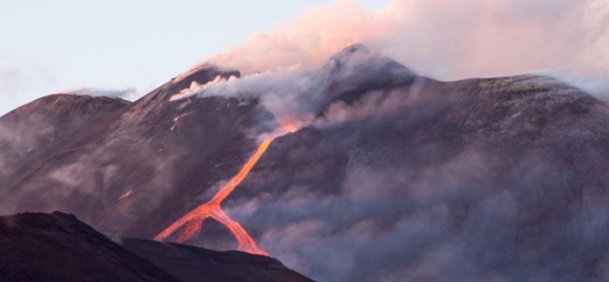 Etna Yanardağı yeniden faaliyete geçti