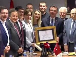 İBB Başkanlığı’na seçilen Ekrem İmamoğlu, mazbatasını aldı