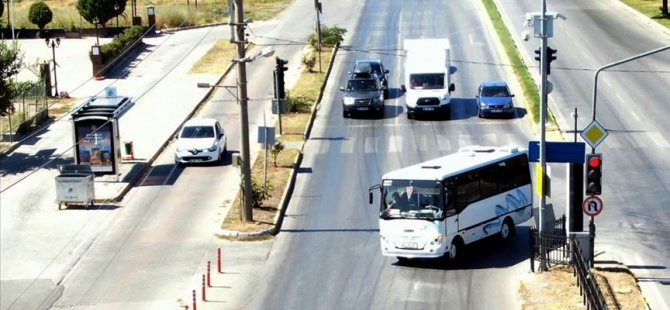 Kırmızı ışıkta geçenler 'drone'a yakalandı