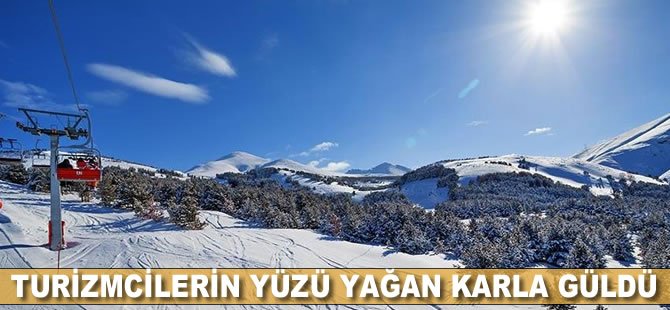 Turizmcilerin yüzü yağan karla güldü