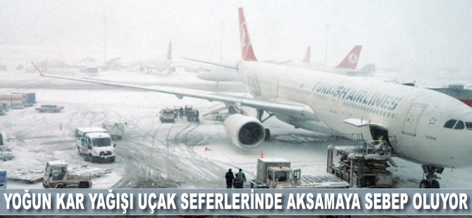 Yoğun kar yağışı uçak seferlerinde aksamaya sebep oluyor