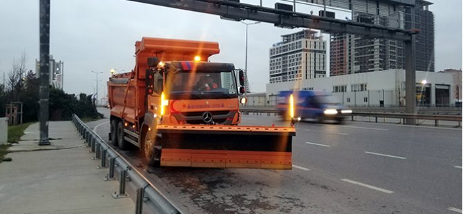 İstanbul'da kar küreme araçları yollara çıktı