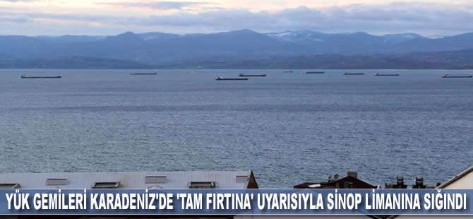 Yük gemileri Karadeniz'de 'tam fırtına' uyarısıyla Sinop limanına sığındı