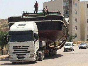 15 metrelik balıkçı teknesi tır ile taşındı