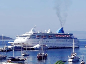 Celebrity Equinox, 2 bin 420 turistle Bodrum Limanı'na yanaştı