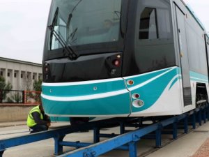 Akçaray’ın üçüncü tramvay aracı raylara indi