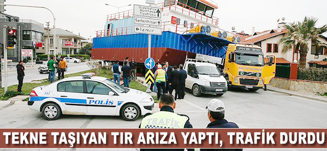 Tekne taşıyan tır arıza yapınca trafik durdu