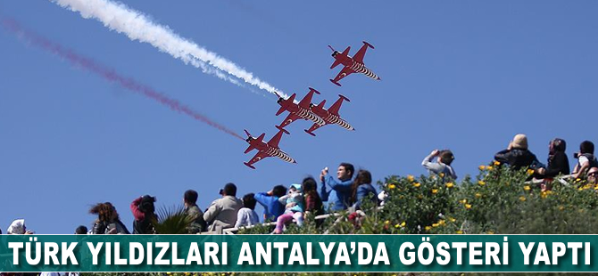 Türk Yıldızları Antalya semalarında gösteri yaptı