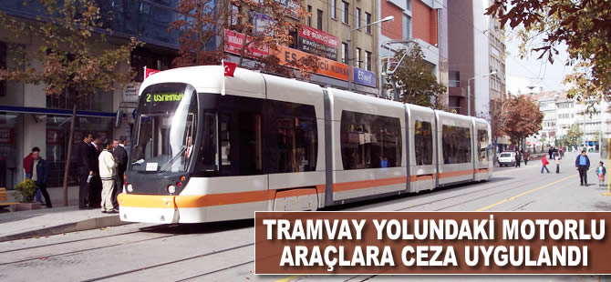 Tramvay yolundaki motorlu araçlara ceza uygulandı